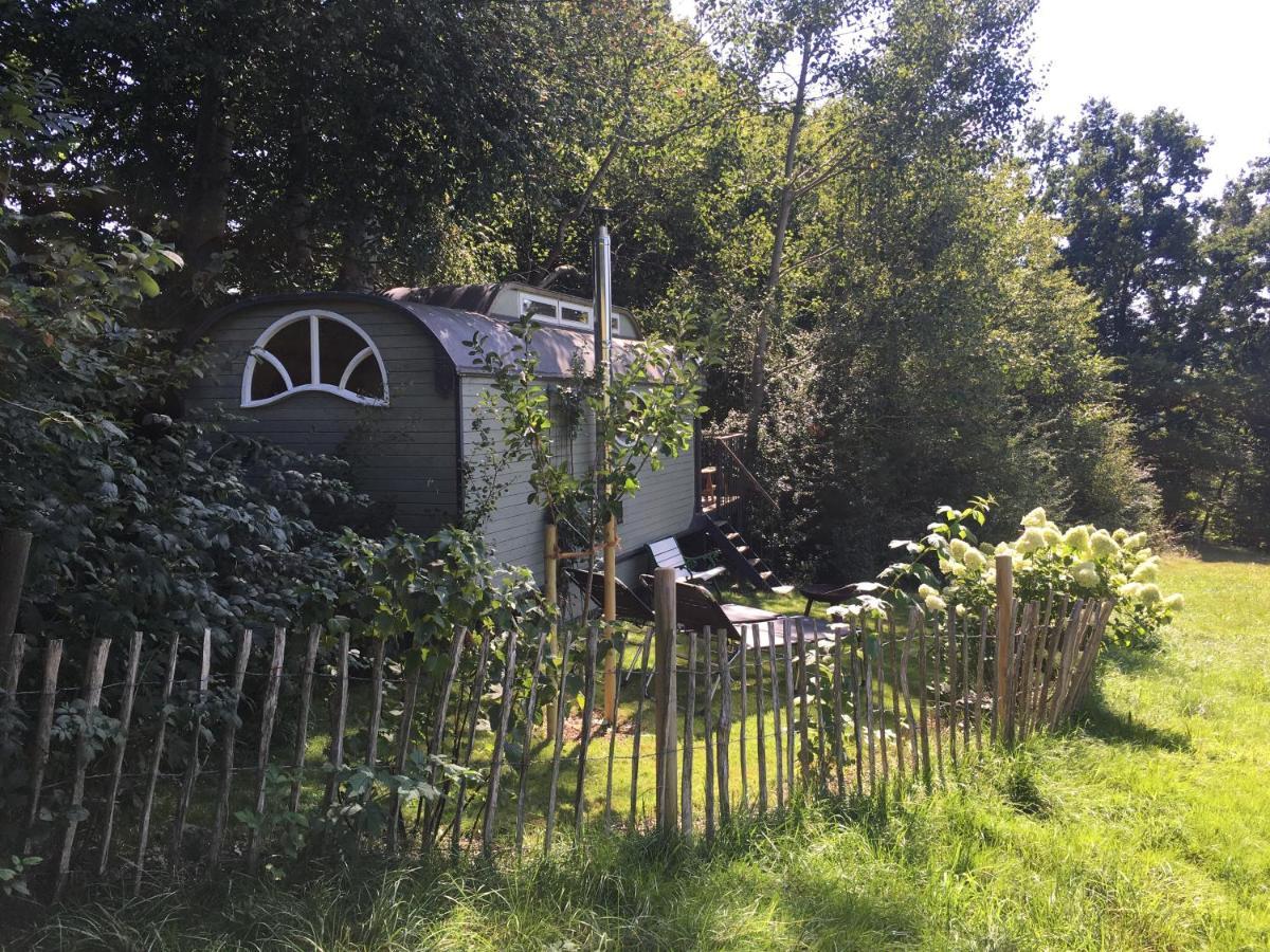 historischer Zirkuswagen inmitten der Natur Fischach Exterior foto